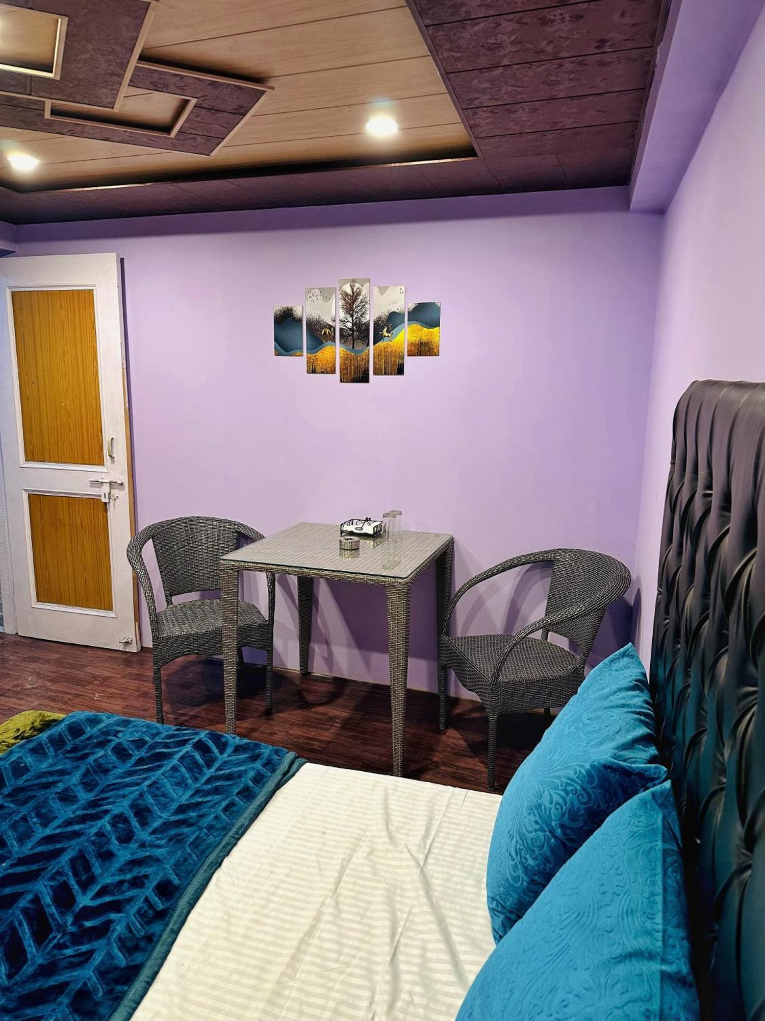Old Wandercrew Hostel Manāli Екстериор снимка