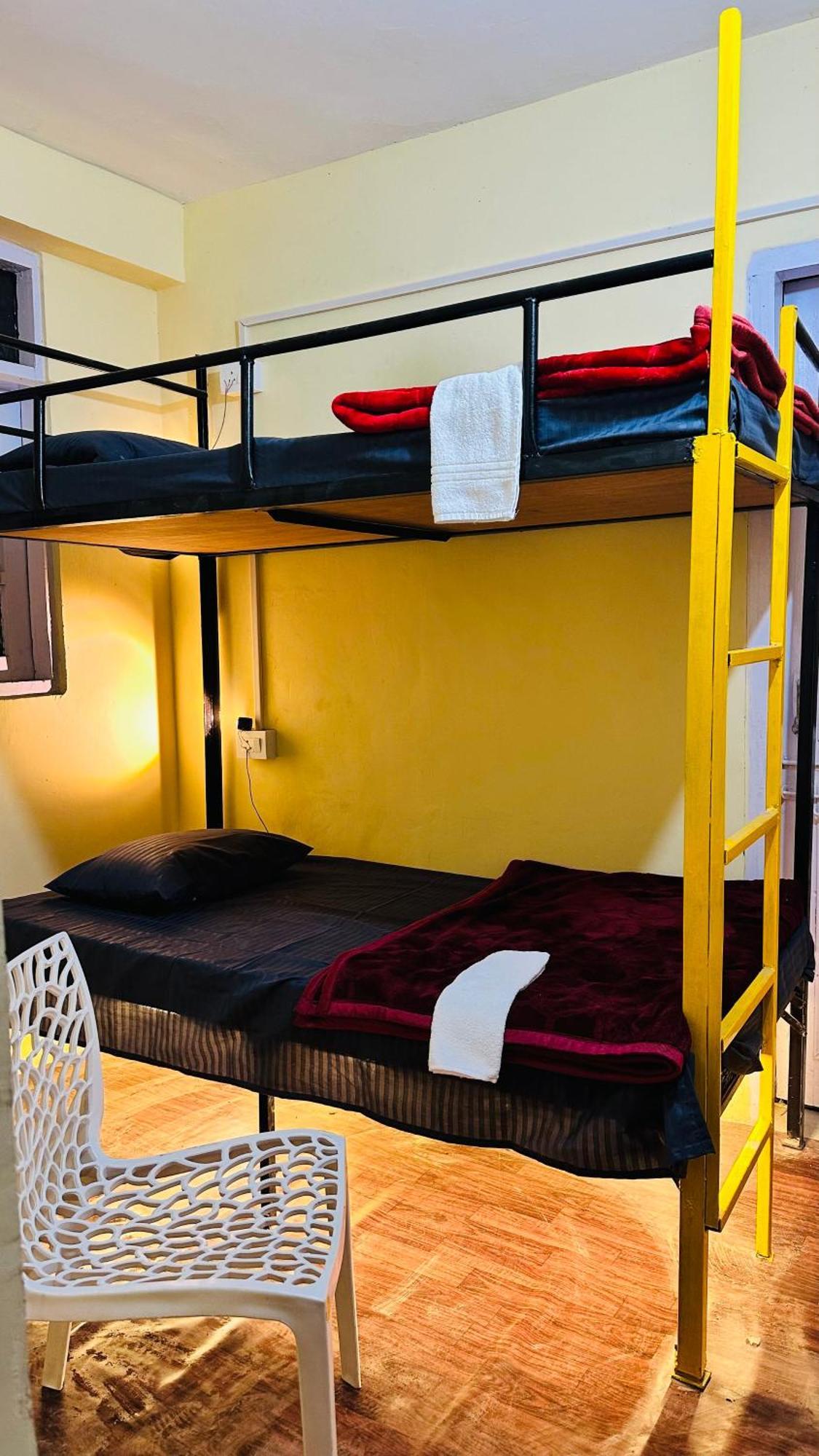 Old Wandercrew Hostel Manāli Екстериор снимка