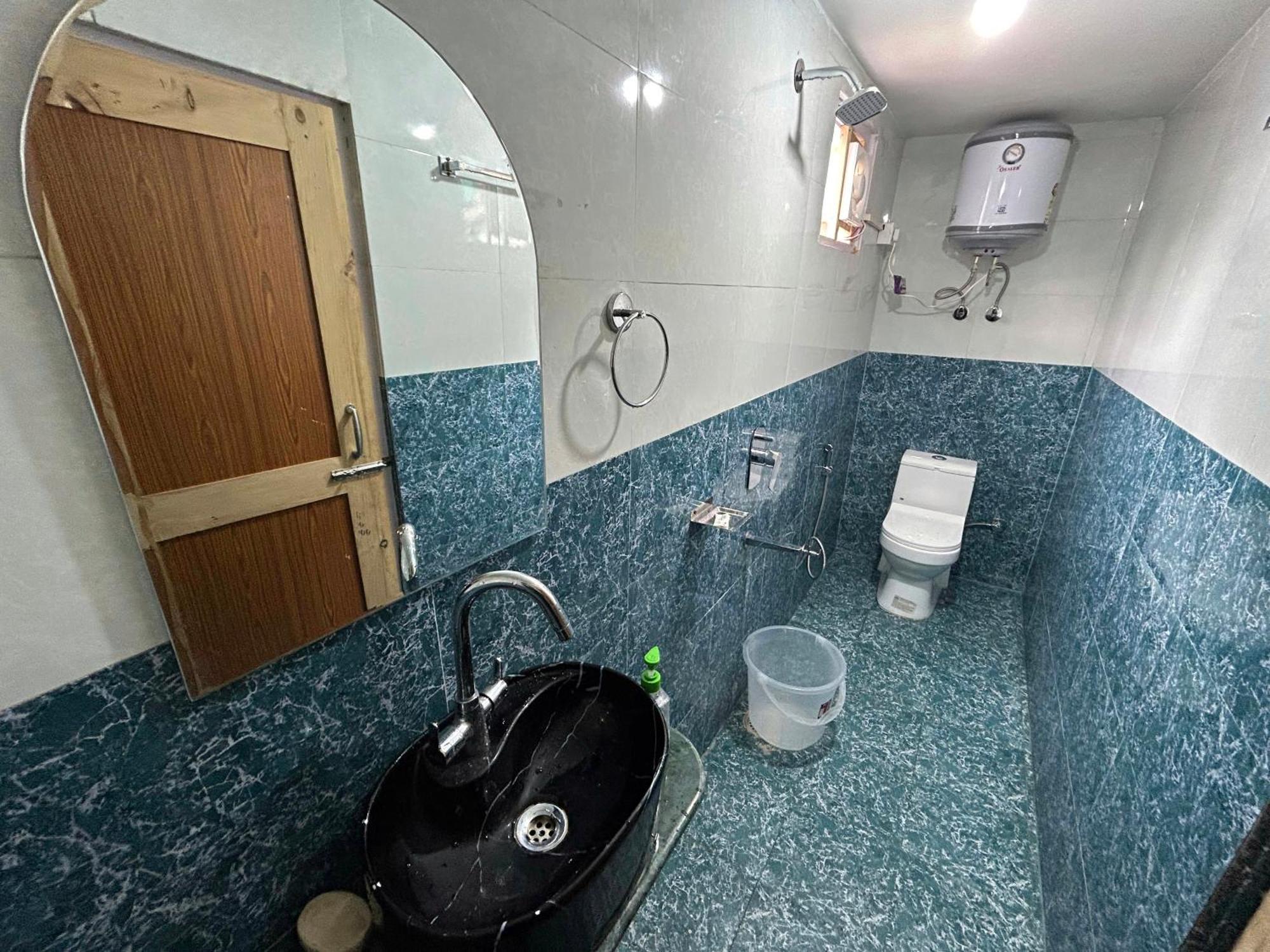 Old Wandercrew Hostel Manāli Екстериор снимка